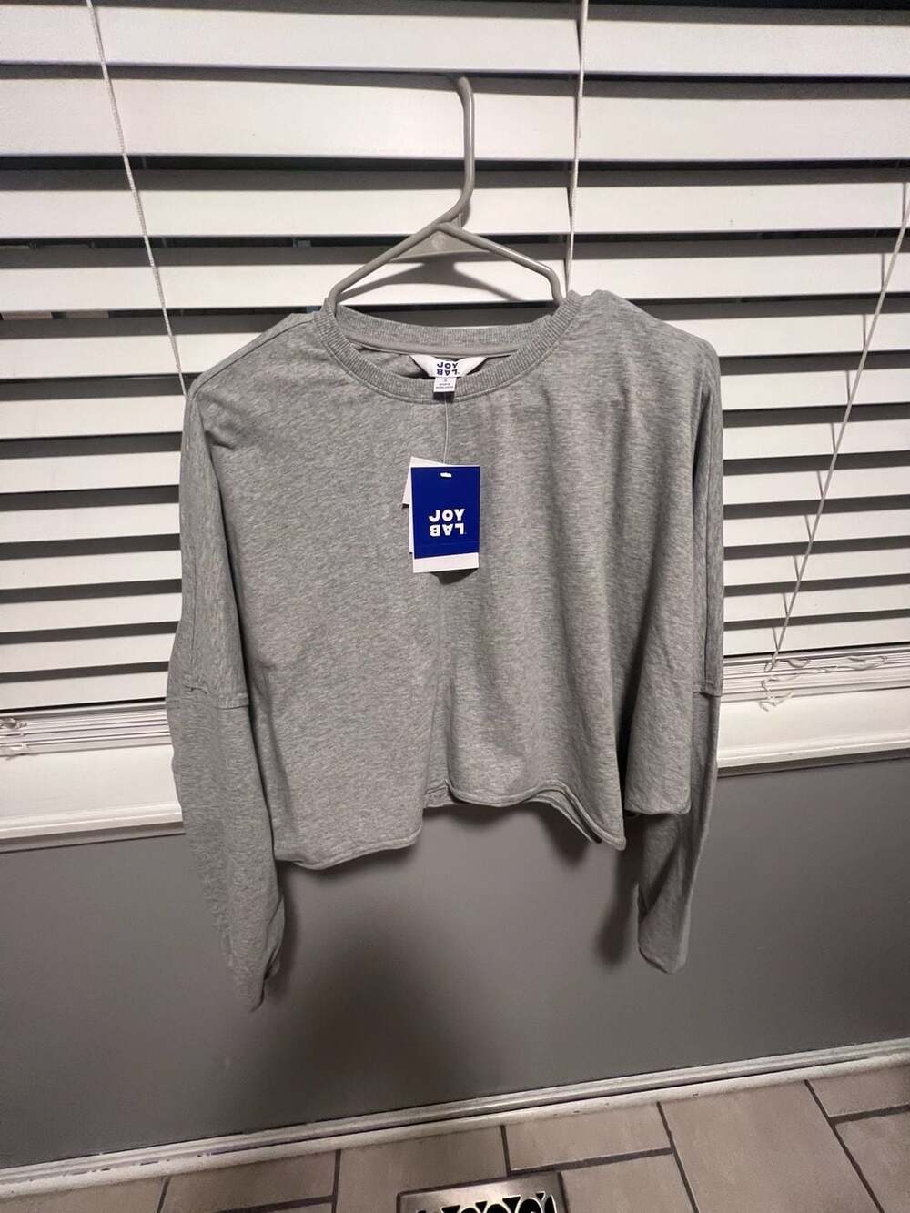 JoyLab Women's Cropped Long Sleeve Crewneck Pullover Sweatshirt Heather Grey